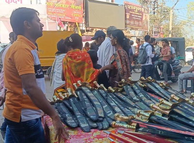 नवमी को लेकर पलामू में उत्साह चरम पर, झंडा और पारंपरिक शस्त्रों की जमकर हुई खरीदारी