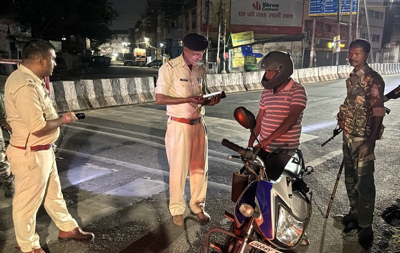 Ranchi police News : देर रात चला 15 जगहों पर वाहन चेकिंग अभियान