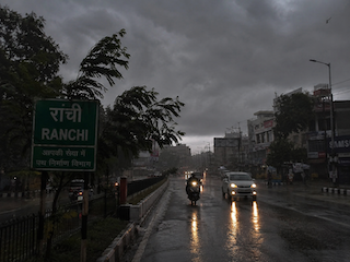 रांची में सुबह 8 बजे छाया अंधेरा, तेज हवा व गरज के साथ बारिश शुरु