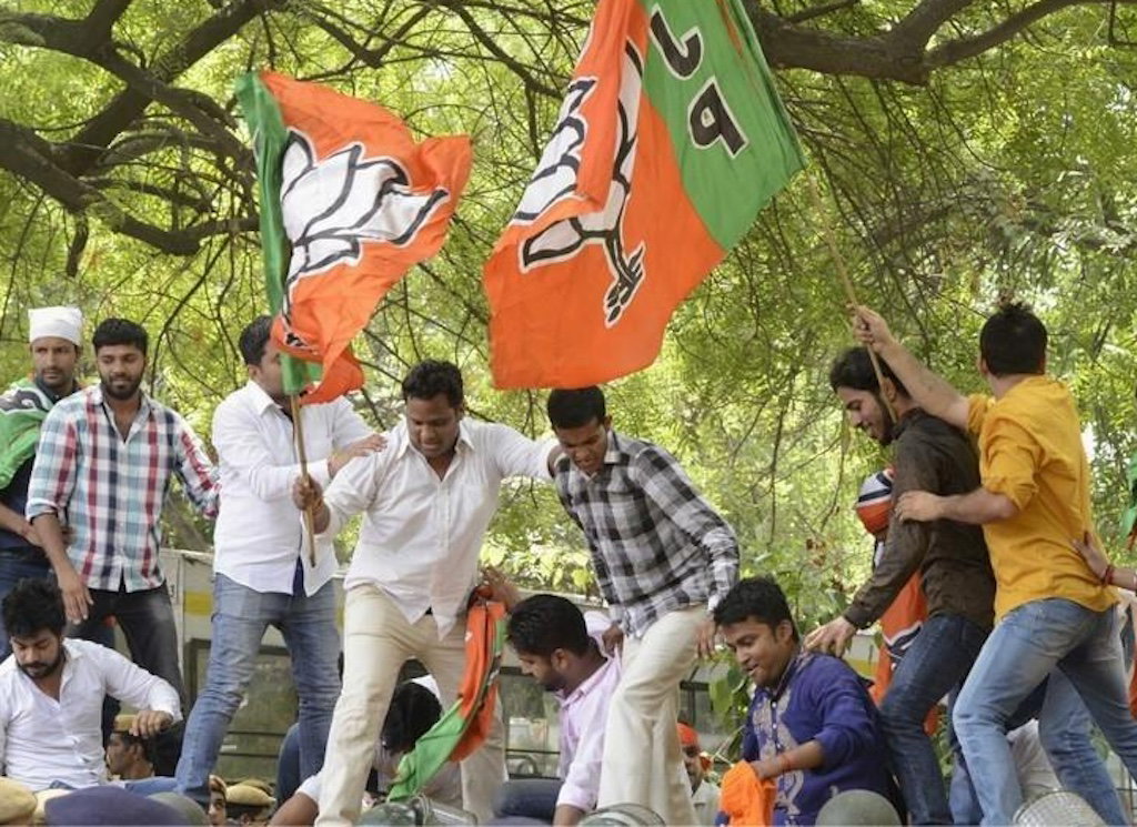 जनता हिन्दू कहलाकर प्रसन्न है और हिन्दू कहलाने के लिए भाजपा का मतदाता होना अनिवार्य!