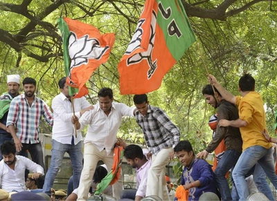 जनता हिन्दू कहलाकर प्रसन्न है और हिन्दू कहलाने के लिए भाजपा का मतदाता होना अनिवार्य!