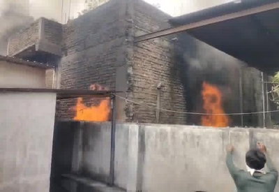 बस्ताकोला में सिलेंडर ब्लास्ट, भीषण आग लगी, लाखों की संपत्ति जलकर खाक, दो झुलसे, मवेशी भी घायल