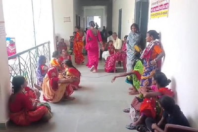 Dhanbad News: आधार कार्ड बनवाने व सुधार कराने के लिए उमड़ी भीड़, घंटों कतार में खड़े रहे ग्रामीण
