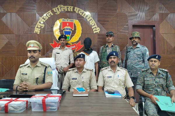 Palamu News: हरिहरगंज में दो देसी कट्टा के साथ युवक गिरफ्तार