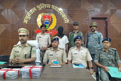 Palamu News: हरिहरगंज में दो देसी कट्टा के साथ युवक गिरफ्तार