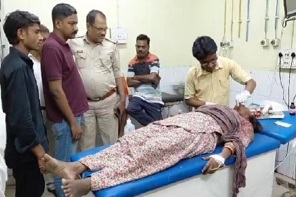 Dhanbad News: पत्नी पर जानलेवा हमला कर फरार हुआ पति