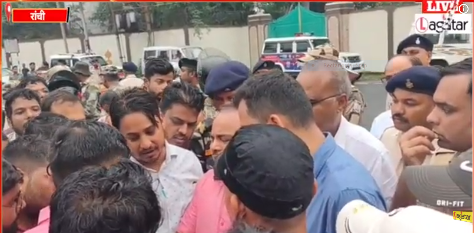 CM आवास का घेराव कर व्यावसायिक शिक्षकों ने मांगा अपना हक