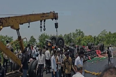 Hazaribagh News: चरही घाटी में कोल्ड ड्रिंक लदा हाईवा पलटा, चालक केबिन में फंसा