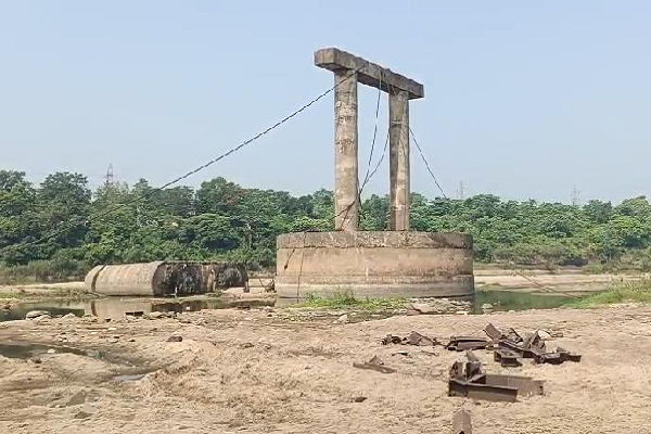 Dhanbad News: जहाजटांड़ में अवैध लोहे का जखीरा बरामद, पुलिस की कार्यशैली पर उठे सवाल