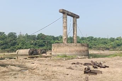 Dhanbad News: जहाजटांड़ में अवैध लोहे का जखीरा बरामद, पुलिस की कार्यशैली पर उठे सवाल