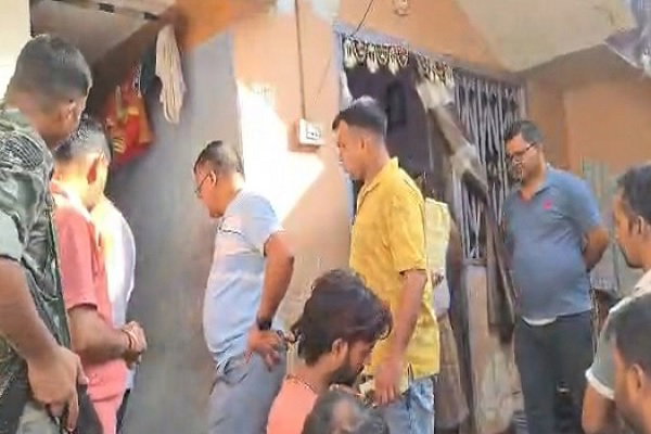 Latehar News : एक ही रात दो घरों से 10 लाख की संपति लेकर चोर फरार