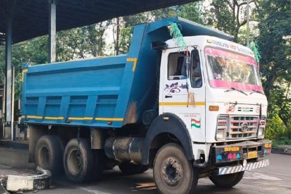 Saraikela News: एनजीटी के प्रतिबंध के बीच गीली रेत के परिवहन पर लोगों ने उठाए सवाल