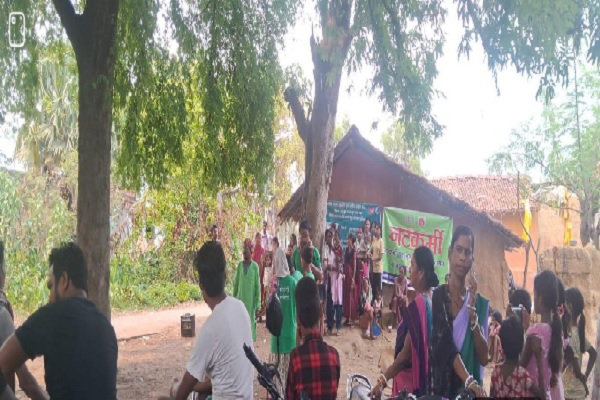 Saraikela News: नुक्कड़ नाटक से जागरूकता, ग्रामीणों को नशे से दूर रहने की अपील