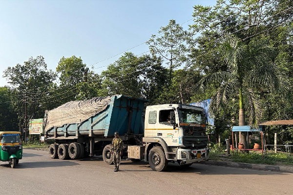 Saraikela News: अवैध कोयला ढुलाई पर बड़ी कार्रवाई, पदमपुर टोल प्लाजा से चार वाहन जब्त