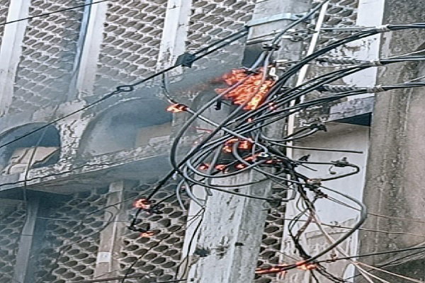Medininagar News: जिला स्कूल चौक स्थित बिजली बॉक्स में लगी आग, शॉर्ट सर्किट की आशंका