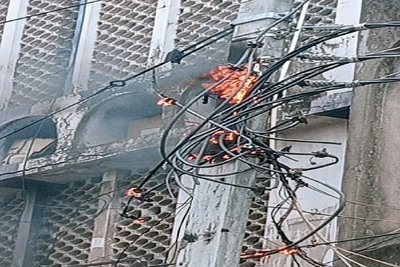 Medininagar News: जिला स्कूल चौक स्थित बिजली बॉक्स में लगी आग, शॉर्ट सर्किट की आशंका