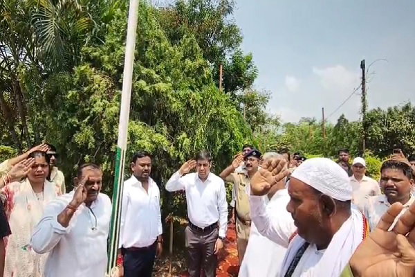 Deoghar News: शहीदों को नमन, परिवारों को शॉल ओढ़ाकर किया सम्मान