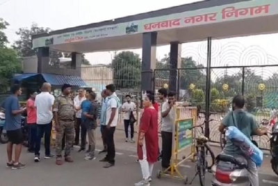 Dhanbad News:गोल्फ ग्राउंड रोड पर चेन स्नैचिंग, तीन लाख की सोने की चेन लेकर चोर फरार