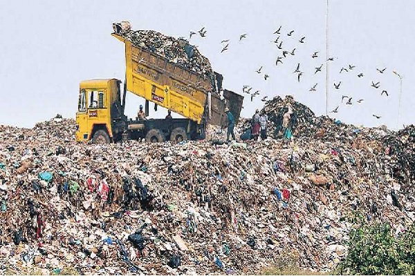 Simdega news: कचरा ट्रांसपोर्ट स्टेशन से बीमारी फैलने की संभावना, दूसरे जगह स्थानांतरित की मांग