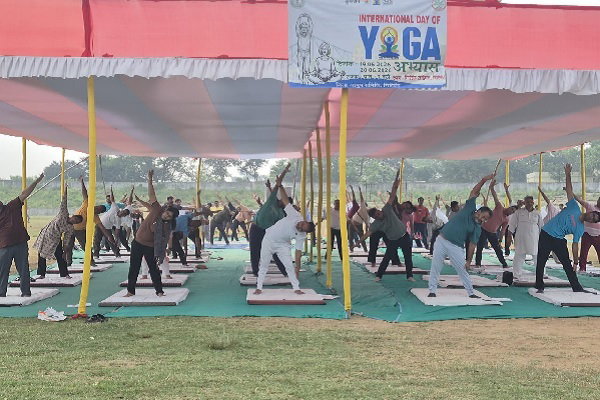 Giridih News: योग दिवस की तैयारियों में जुटा जिला प्रशासन, निरोग रहने का संदेश