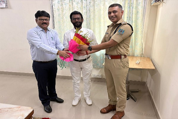 Latehar News: डीसी व एसपी ने राज्यसभा सांसद से मुलाकात कर बुके भेंट किया