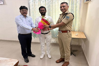Latehar News: डीसी व एसपी ने राज्यसभा सांसद से मुलाकात कर बुके भेंट किया