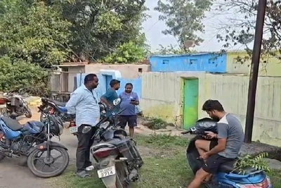 Dhanbad News: रामकनाली में घर पर बम से हमला, जांच में जुटी पुलिस