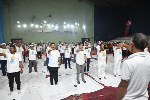 Deoghar News: अंतर्राष्ट्रीय योग दिवस पर इनडोर स्टेडियम में डीसी समेत अन्य अधिकारियों ने किया योग