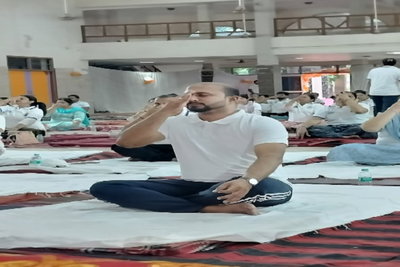 Ramgarh News : 12वें अंतर्राष्ट्रीय योग दिवस पर जिला आयुष समिति द्वारा भव्य कार्यक्रम का आयोजन