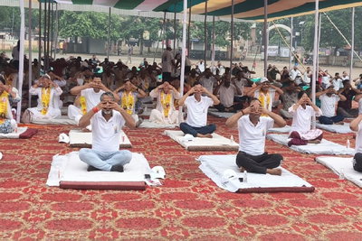 Giridih News : झंडा मैदान में सामूहिक योग अभ्यास व नशा मुक्त रैली आयोजन