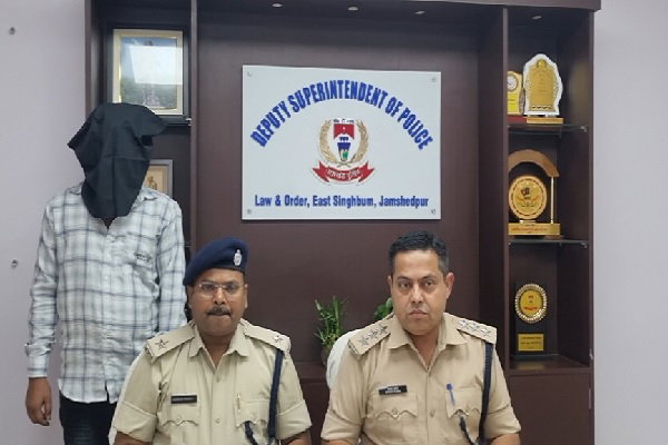 Jamshedpur News:जिला बदर कुख्यात अपराधी को बागबेड़ा पुलिस ने दबोचा