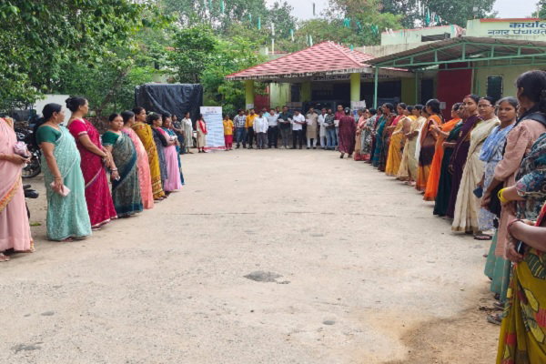 Latehar News: नगर पंचायत ने चलाया नशा मुक्ति अभियान, लोगों को दिलाई नशा मुक्ति की शपथ
