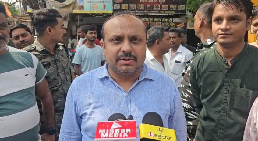 Hazaribagh News: खास महल की जमीन को अतिक्रमण मुक्त कराने पहुंचे सदर अंचलाधिकारी, 1 दिन का मिला समय
