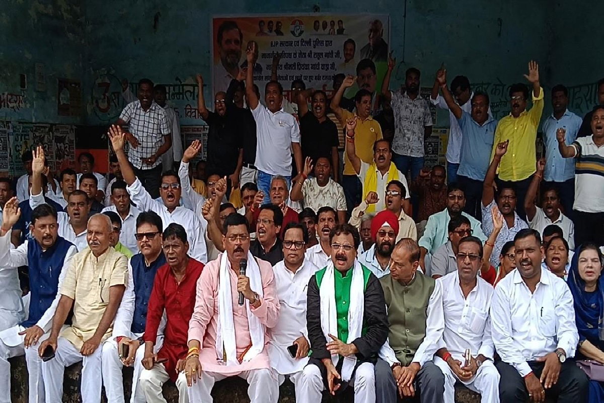 Dhanbad News : NEET पेपर लीक के विरोध में कांग्रेस का प्रदर्शन, शिक्षा मंत्री के इस्तीफे की मांग