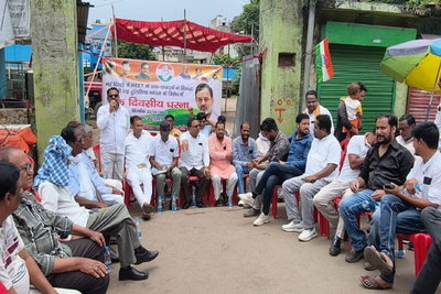 Giridih News :दिल्ली में NEET छात्रों के प्रदर्शन पर पुलिसिया कार्रवाई के विरोध में गिरिडीह कांग्रेस का धरना