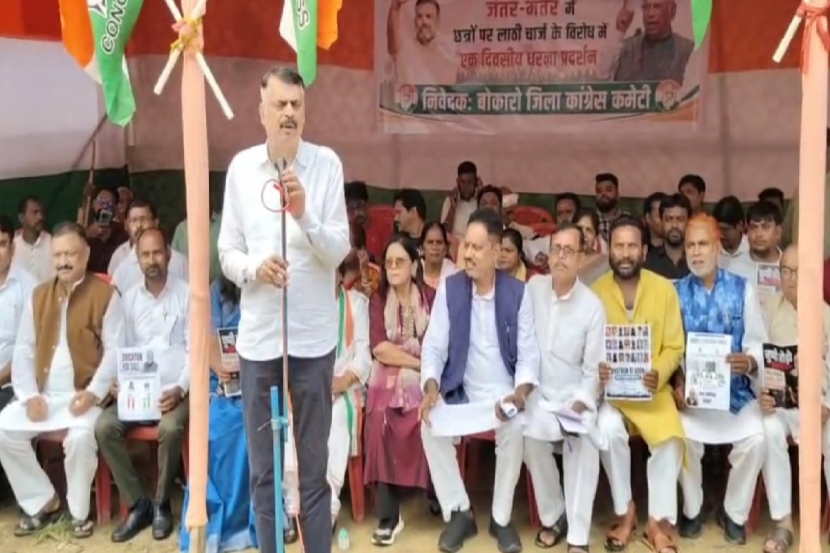 Bokaro News :दिल्ली में छात्रों पर लाठीचार्ज को लेकर कांग्रेस ने DC कार्यालय के पास दिया धरना
