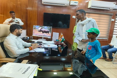 बेटा जामताड़ा में,  पर राजस्थान में उठा रहा राशन कार्ड का लाभ, मामला जनता दरबार में पहुंचा