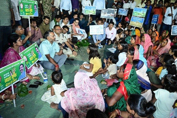 Giridih News : राज्यव्यापी नशा मुक्ति अभियान के तहत सजा रात्रि चौपाल, ग्रामीणों को किया जागरूक