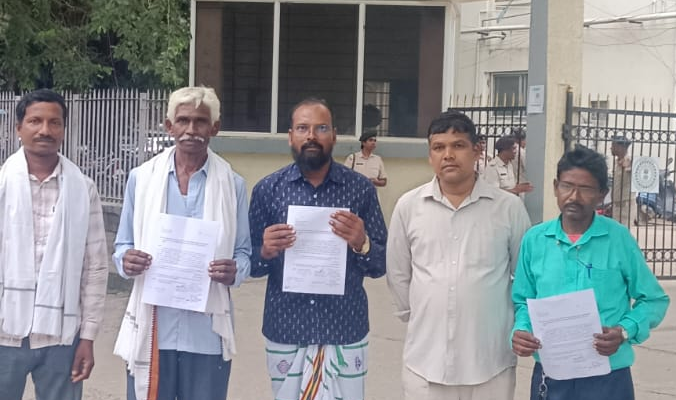 Jamshedpur News : 10.19 करोड़ से बन रही सड़क दो साल बाद भी अधूरी, ग्रामीणों ने सौंपा पत्र