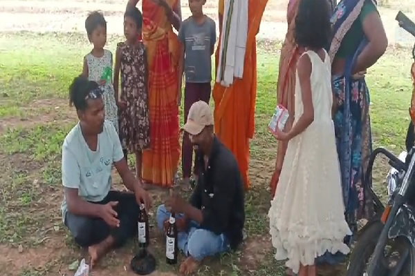 Latehar News : महिलाओं ने गांव में शराब पी रहे दो युवकों को खदेड़ा