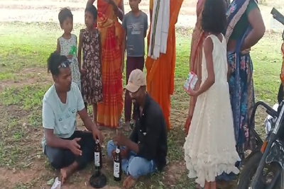 Latehar News : महिलाओं ने गांव में शराब पी रहे दो युवकों को खदेड़ा
