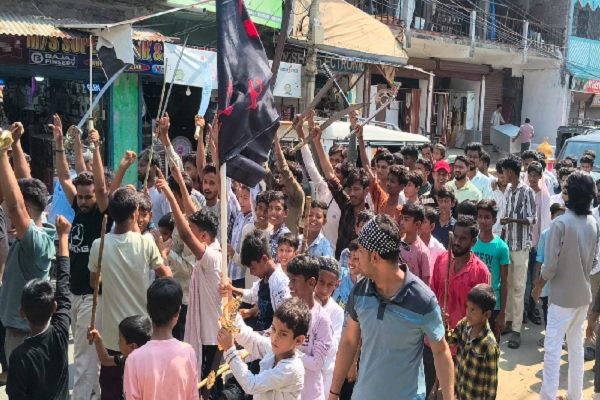 Latehar News : छोटकी चौकी जुलूस में युवाओं ने दिखाएं हैरतअंगेज करतब