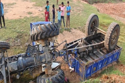 Giridih : बालू घाट पर पुलिस की छापामारी, भागने के दौरान पलटा ट्रैक्टर, बाल-बाल बचा चालक