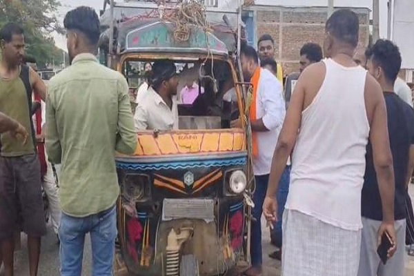 Giridih News : शादी समारोह से लौट रहे ऑटो व बाइक की आमने-सामने टक्कर, आठ घायल