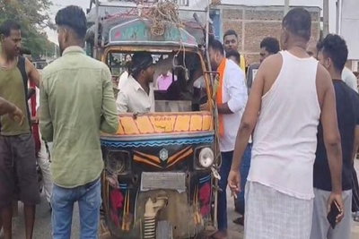 Giridih News : शादी समारोह से लौट रहे ऑटो व बाइक की आमने-सामने टक्कर, आठ घायल