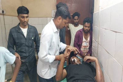 Jamtara News : सड़क पर अचानक मवेशी आने से बाइक दुर्घटनाग्रस्त, दो युवक गंभीर
