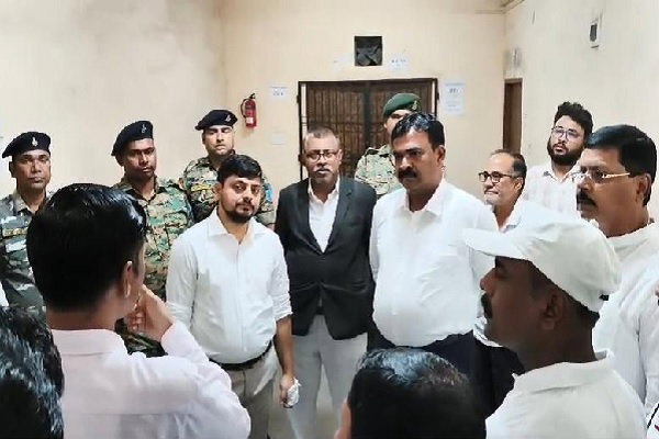 Dhanbad News : EVM वेयरहाउस की समीक्षा, सभी मशीनें सुरक्षित