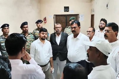Dhanbad News : EVM वेयरहाउस की समीक्षा, सभी मशीनें सुरक्षित