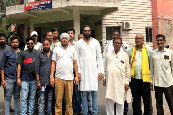 Jamshedpur News : DD बार चाकूबाजी मामले में करणी सेना का प्रदर्शन, आरोपियों की गिरफ्तारी की मांग