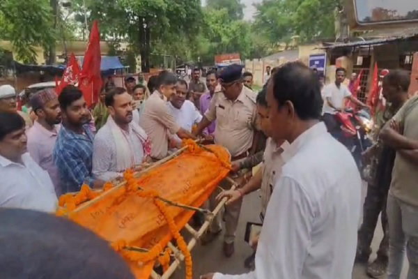 Bokaro News : विस्थापित नौजवान संघर्ष मोर्चा ने निकाली DC व DPLR की शवयात्रा